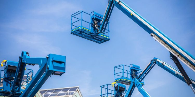 5 Safety Tips for Operating a Scissor Lift