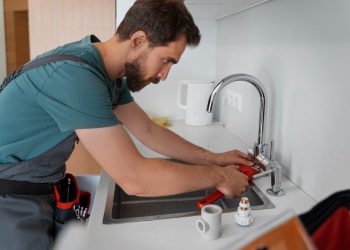 How Does a Plumber Address Emergency Plumbing Situations?