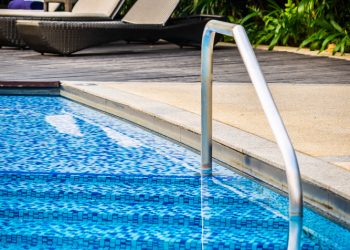 Choosing the Right Contractor for Pool Repairs